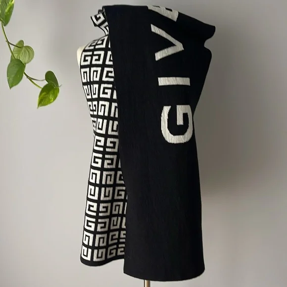 New GIVENCHY 4G double sided scarf in wool and cashmere - Picture 6 of 8